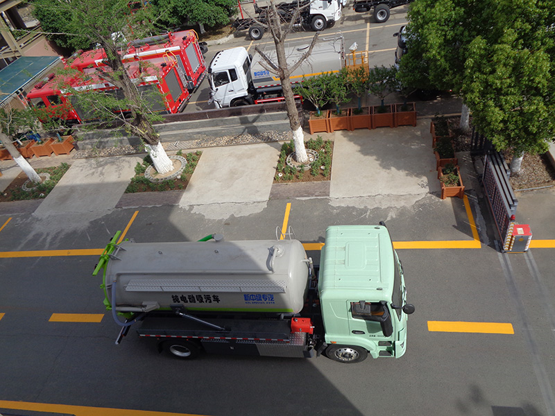 XZL5183GXWBEV型純電動吸污車